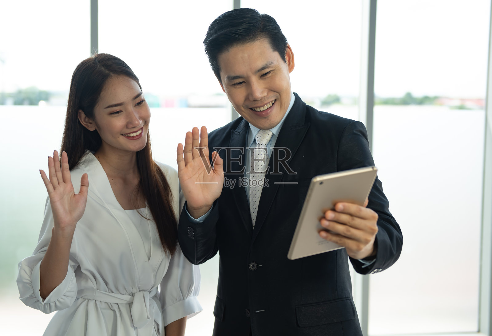 通过平板进行视频通话。照片摄影图片