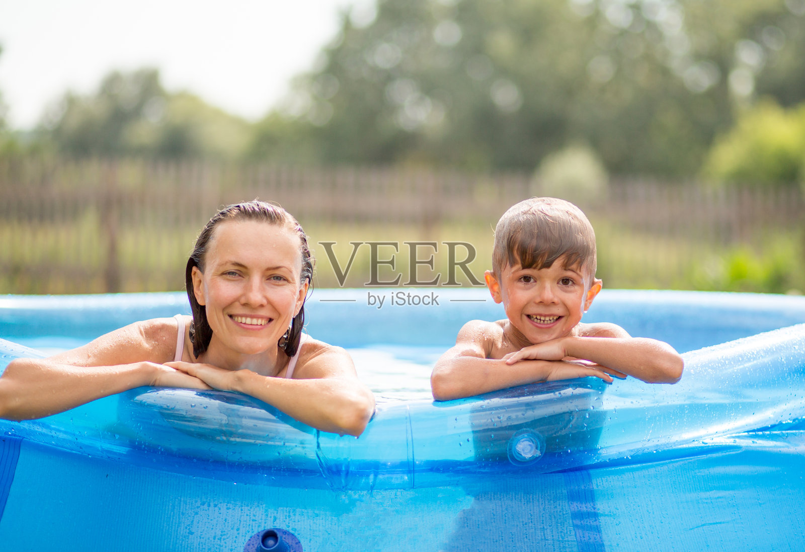 快乐的家庭在花园池照片摄影图片