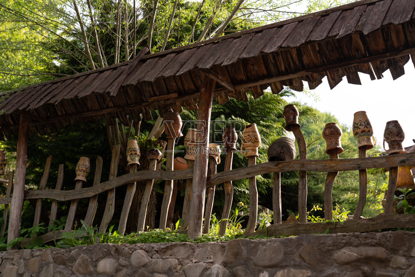 柳条篱笆上的陶罐，户外，乌克兰。乡村乌克兰民族风格照片摄影图片