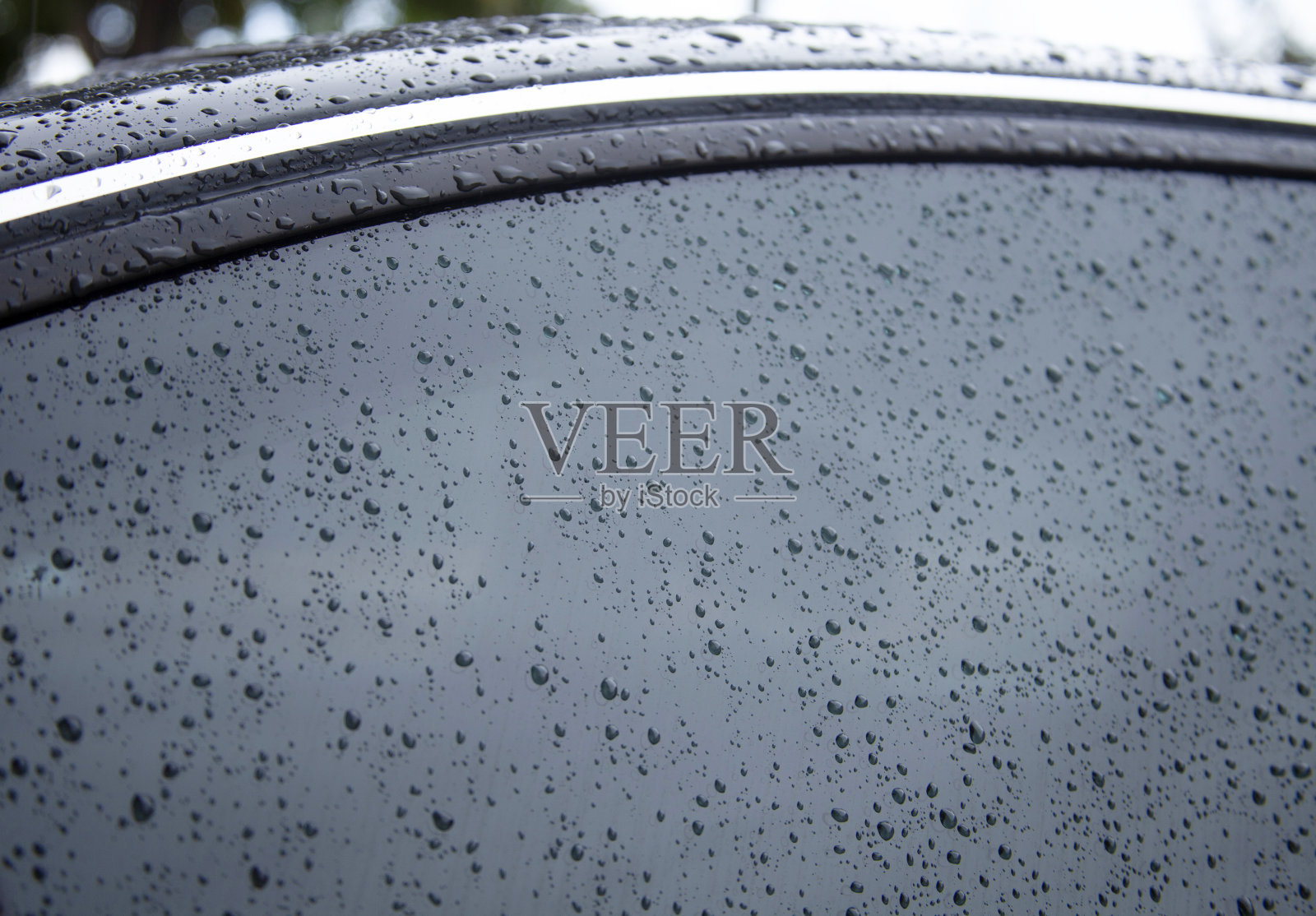 水滴聚集在金属的汽车表面照片摄影图片