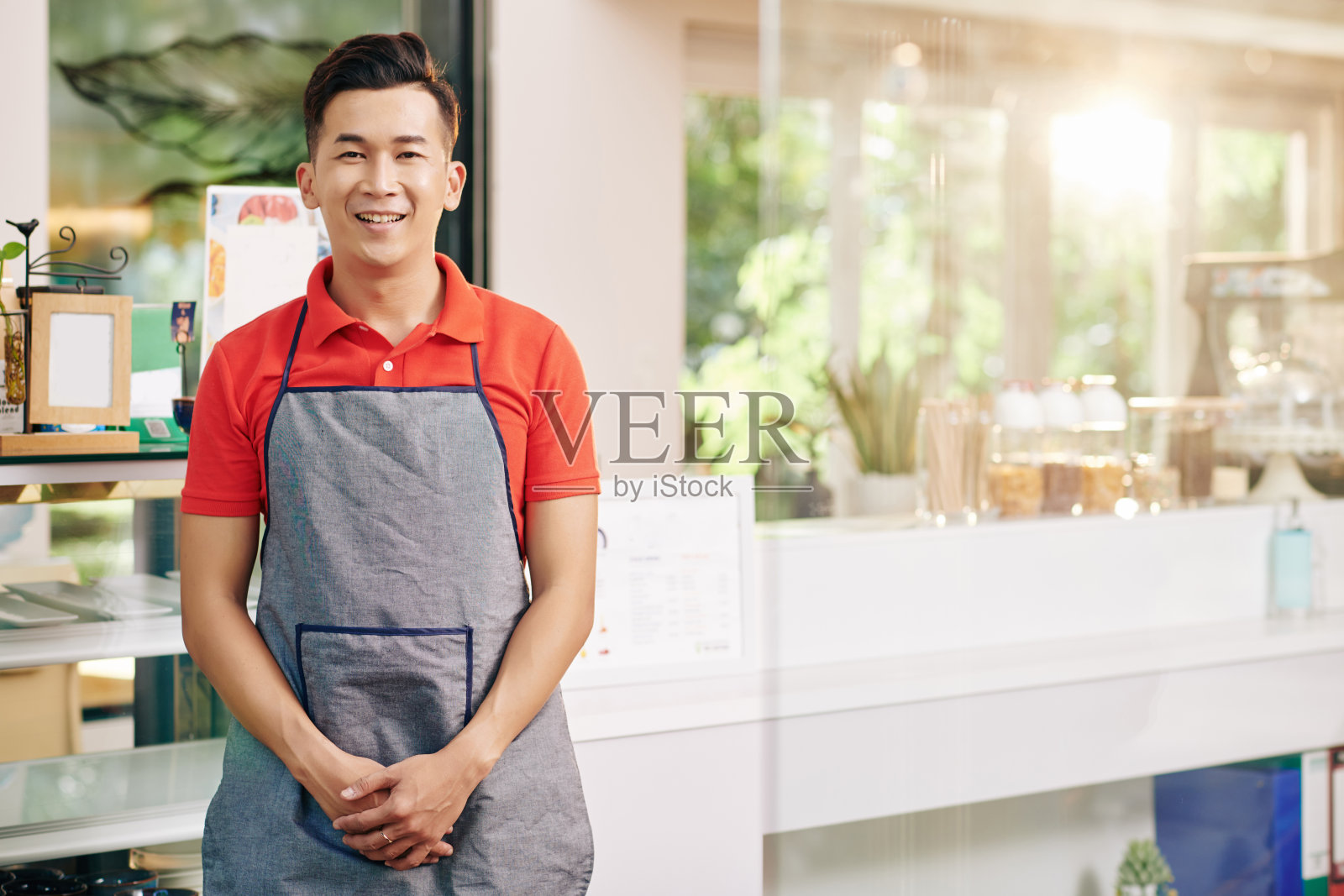 年轻的咖啡馆老板照片摄影图片