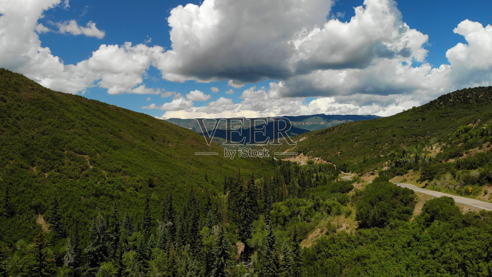 充满活力的雄伟山脉和云景大Mesa国家森林路织加大坝和水库与高原小溪鸟瞰图照片摄影图片