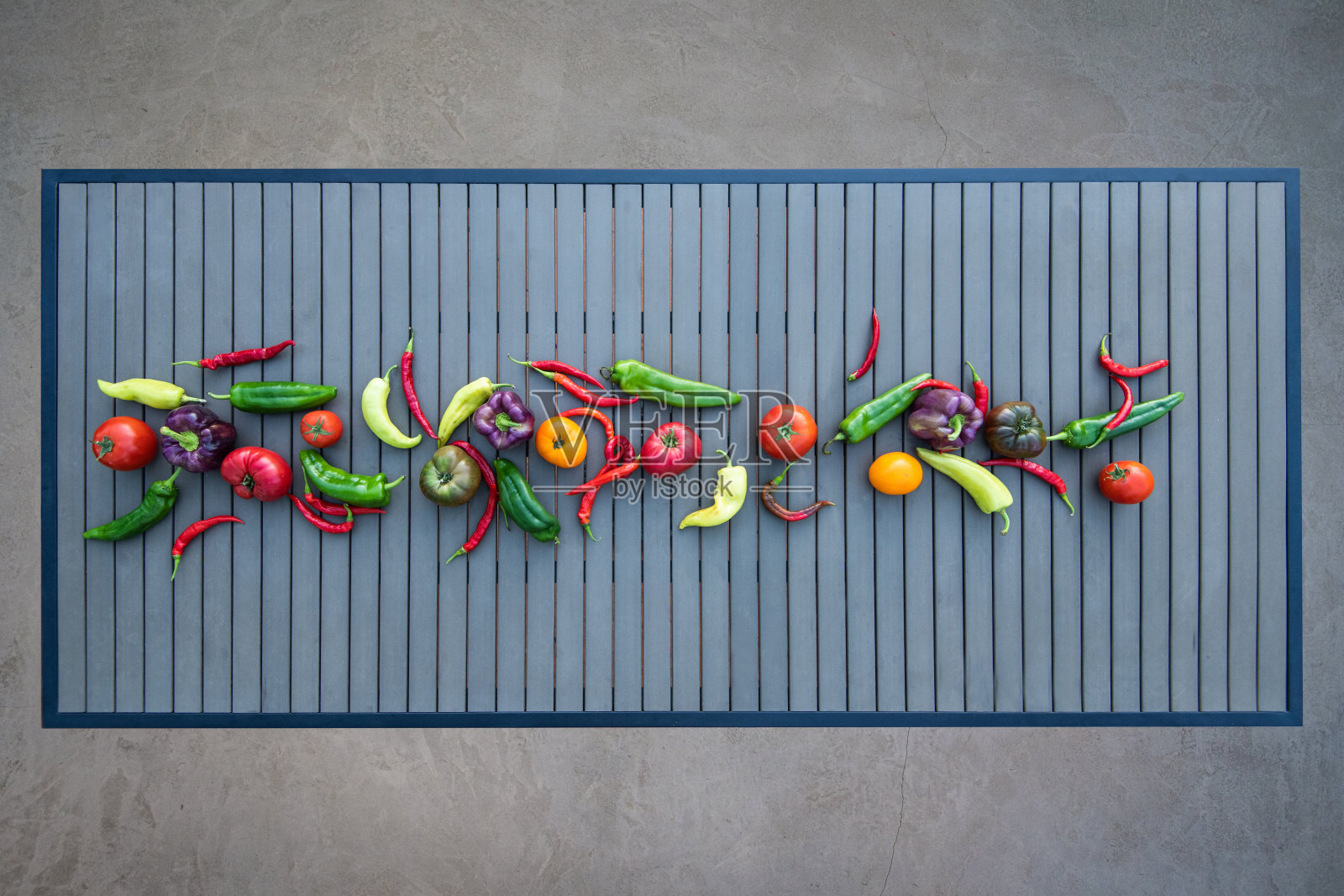 满桌的新鲜农产品照片摄影图片