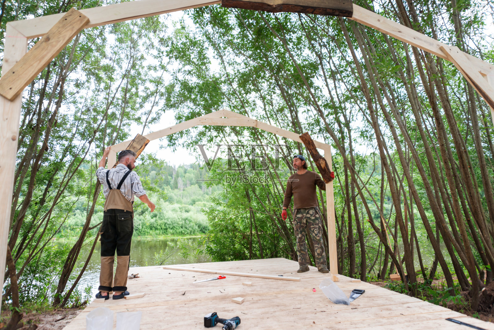 人们建造木屋照片摄影图片