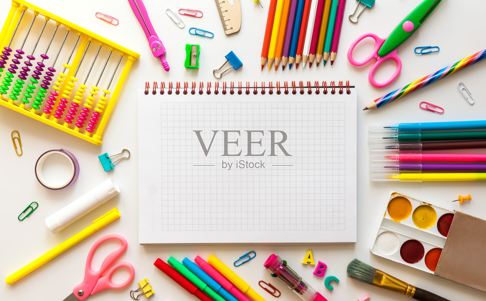 回到学校的概念。打开装有学习用品的笔记本照片摄影图片