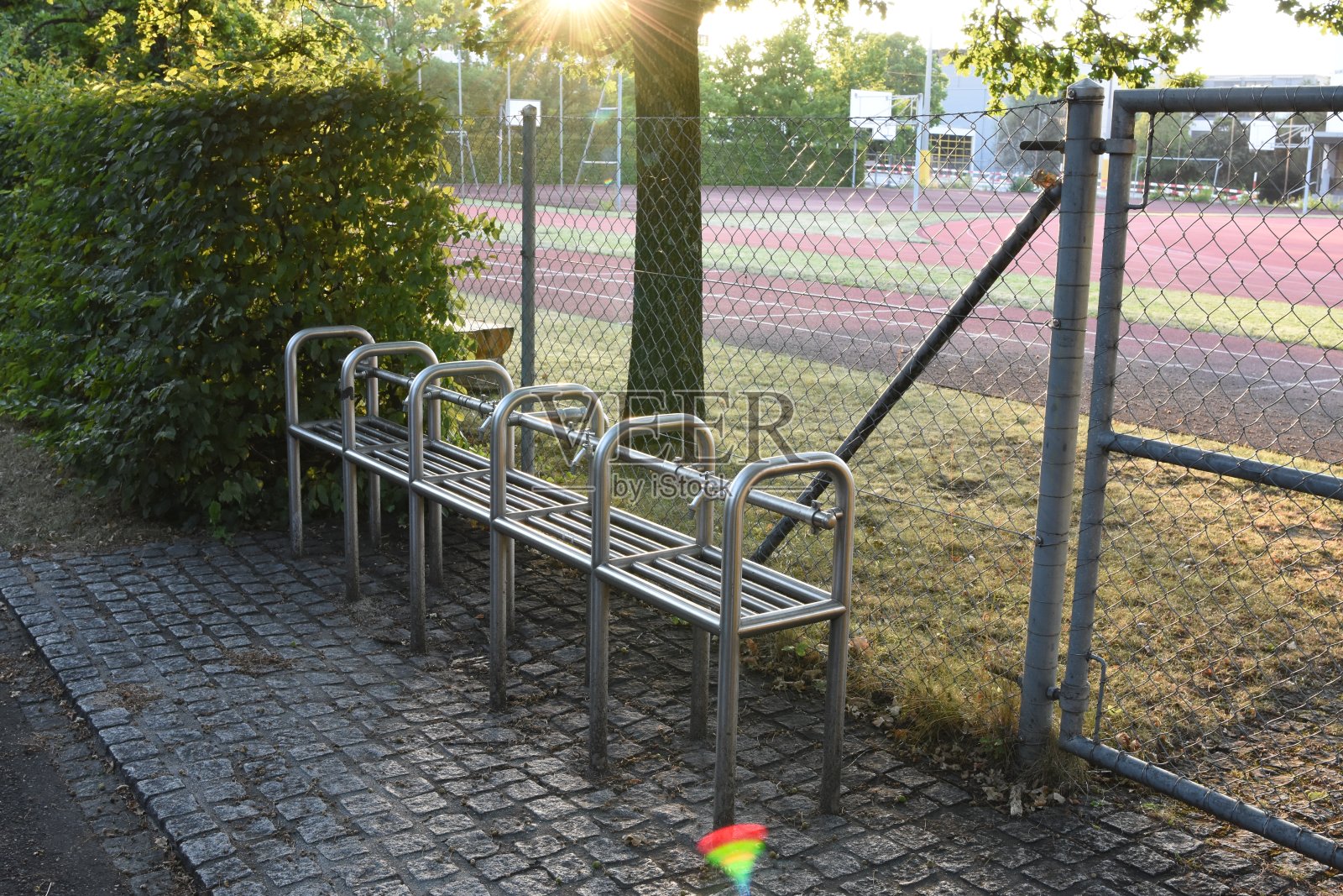 运动场附近装有水龙头的食水供应管道，供运动员饮用。照片摄影图片