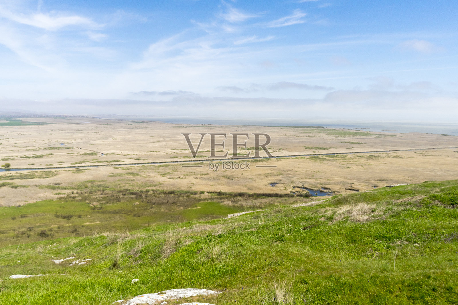 美丽的全景从Enisala中世纪要塞也被称为Heracleea要塞与Razim湖的背景，图尔恰县，多brogea地区，罗马尼亚照片摄影图片