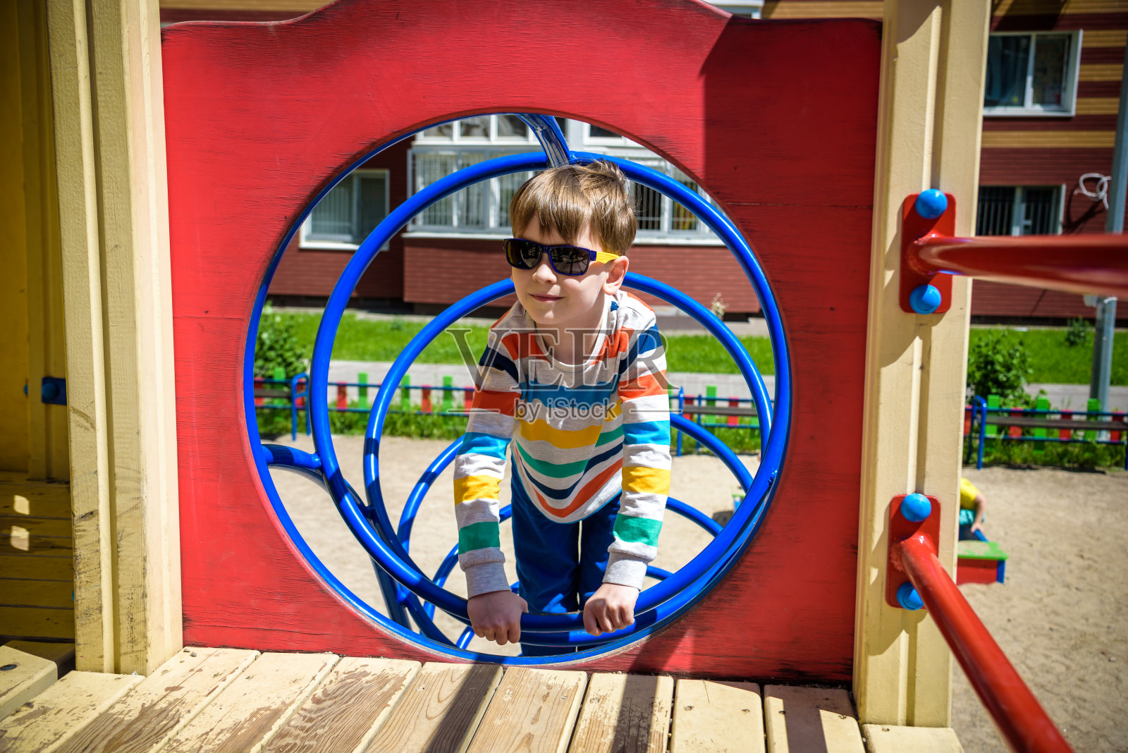 可爱的小男孩或在操场上玩隧道的孩子照片摄影图片