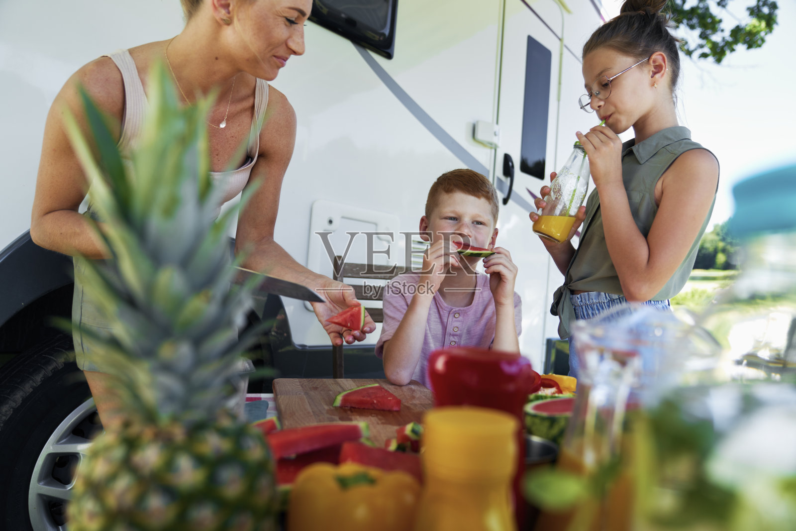 孩子们在露营时吃零食照片摄影图片