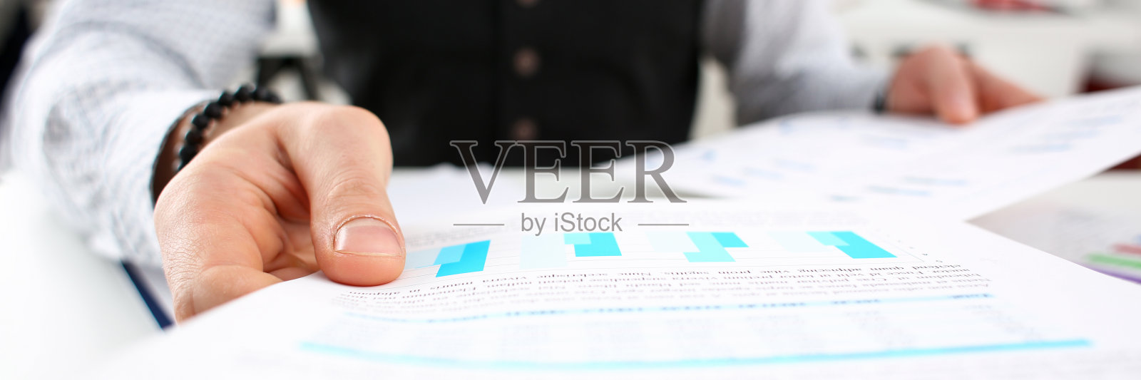 在家的男人回顾并做出各种报告照片摄影图片