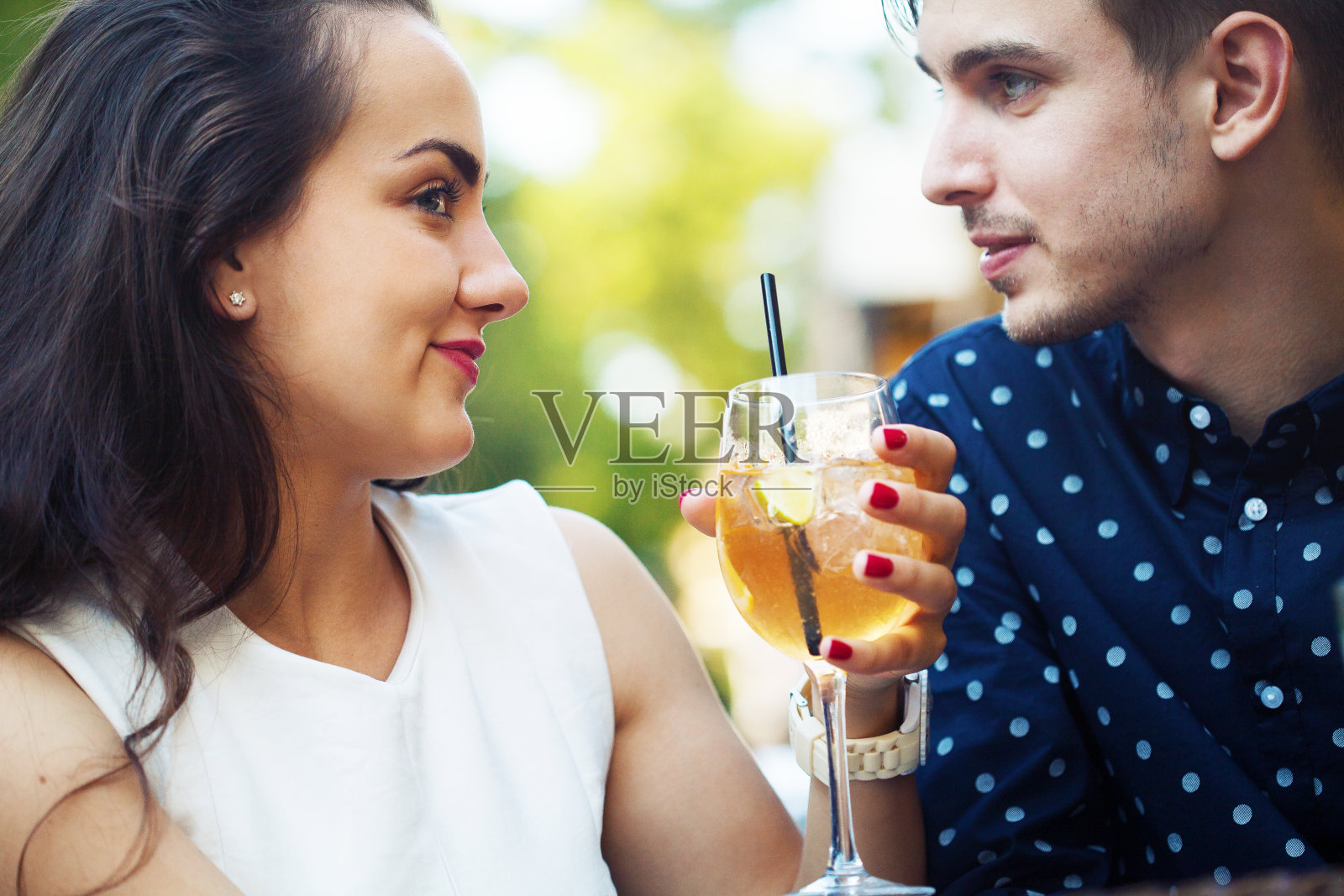 喝鸡尾酒的年轻情侣照片摄影图片