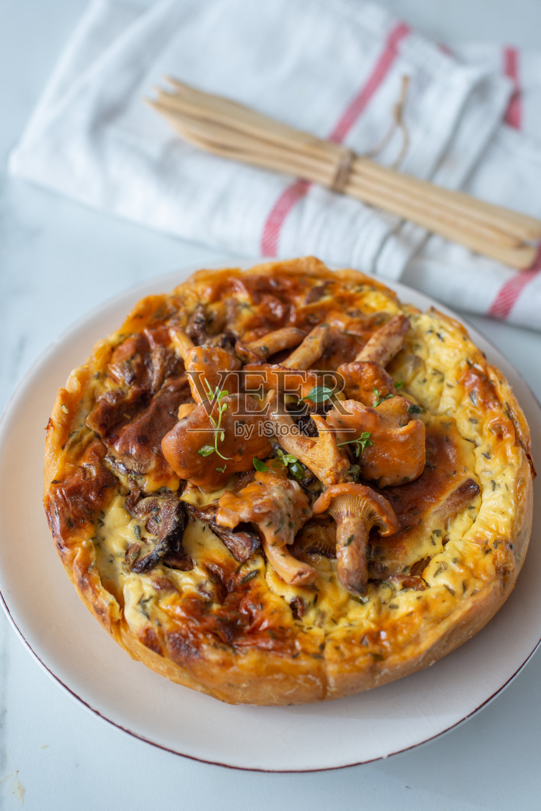 鸡油菌乳蛋饼照片摄影图片