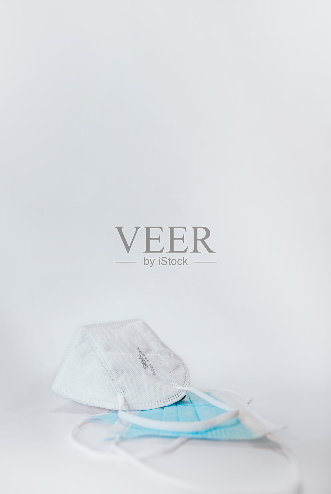 不同类型的口罩在白色背景和复制空间。照片摄影图片