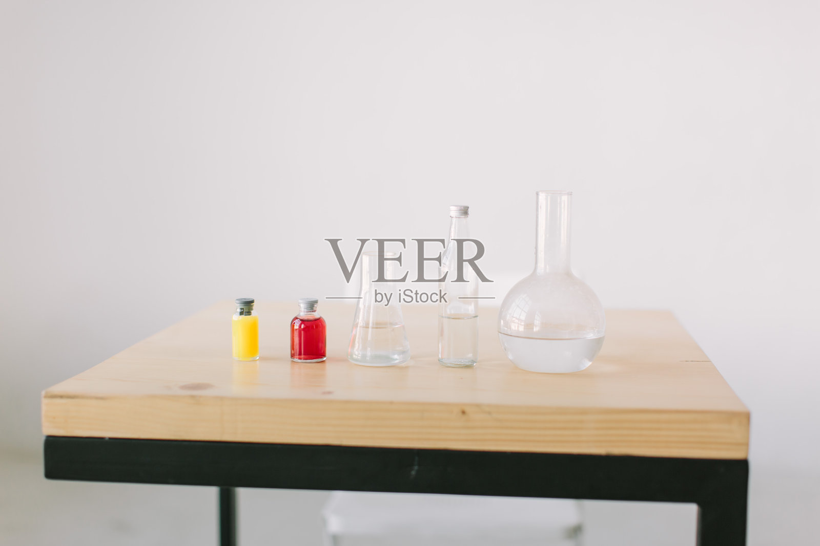 白色背景上有试剂瓶的桌子照片摄影图片
