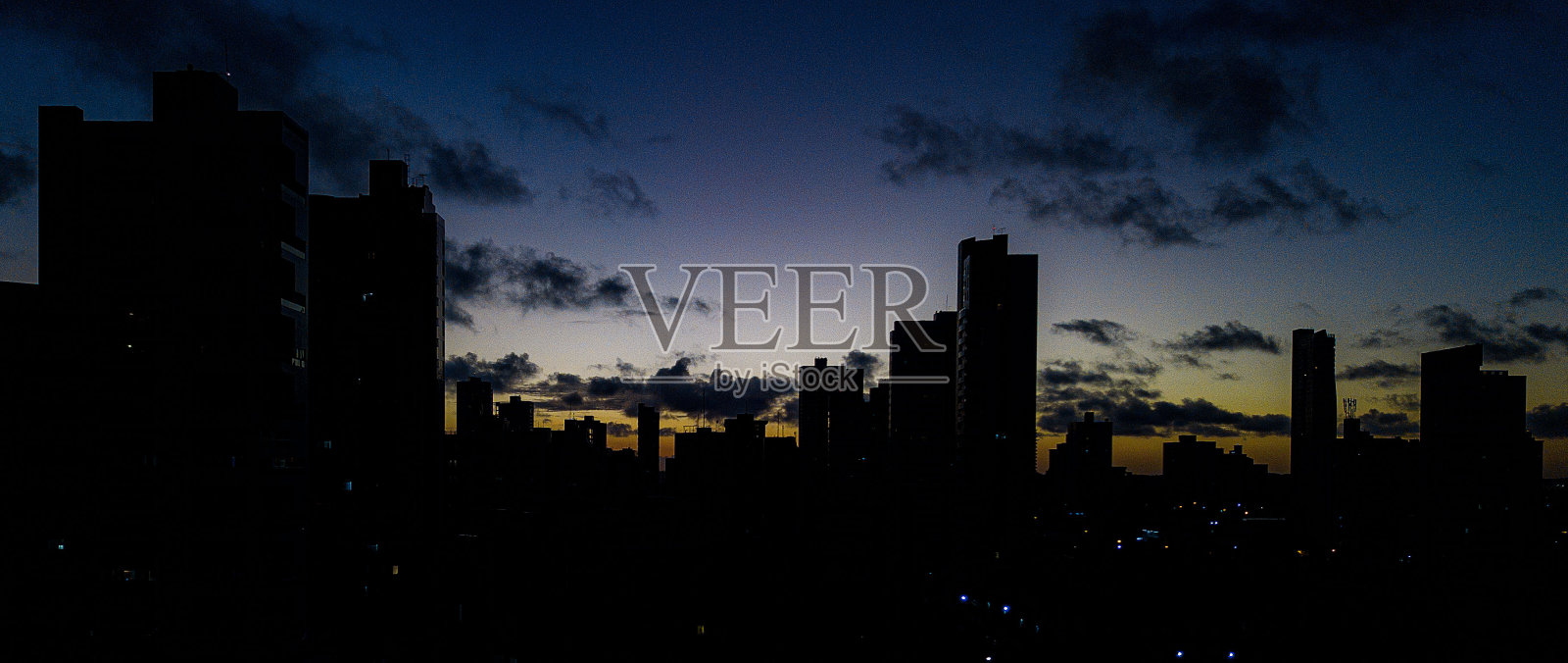 城市中的日落照片摄影图片