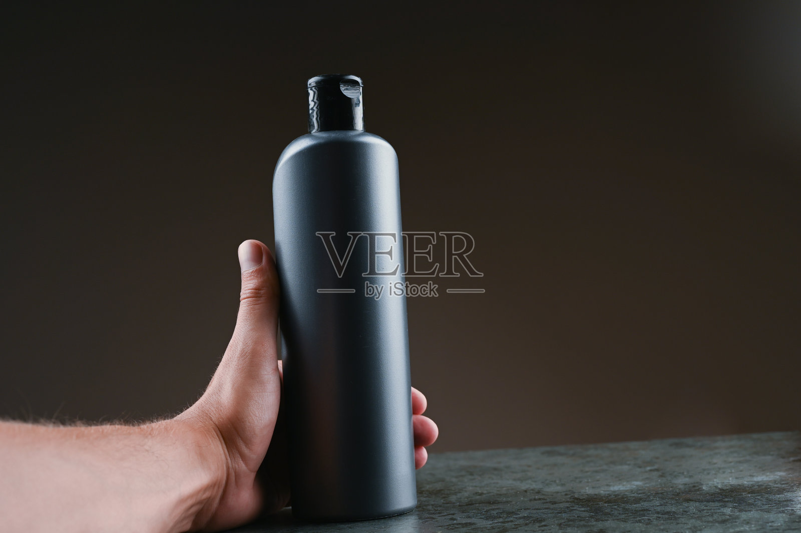 黑色背景上的灰色塑料瓶模型照片摄影图片