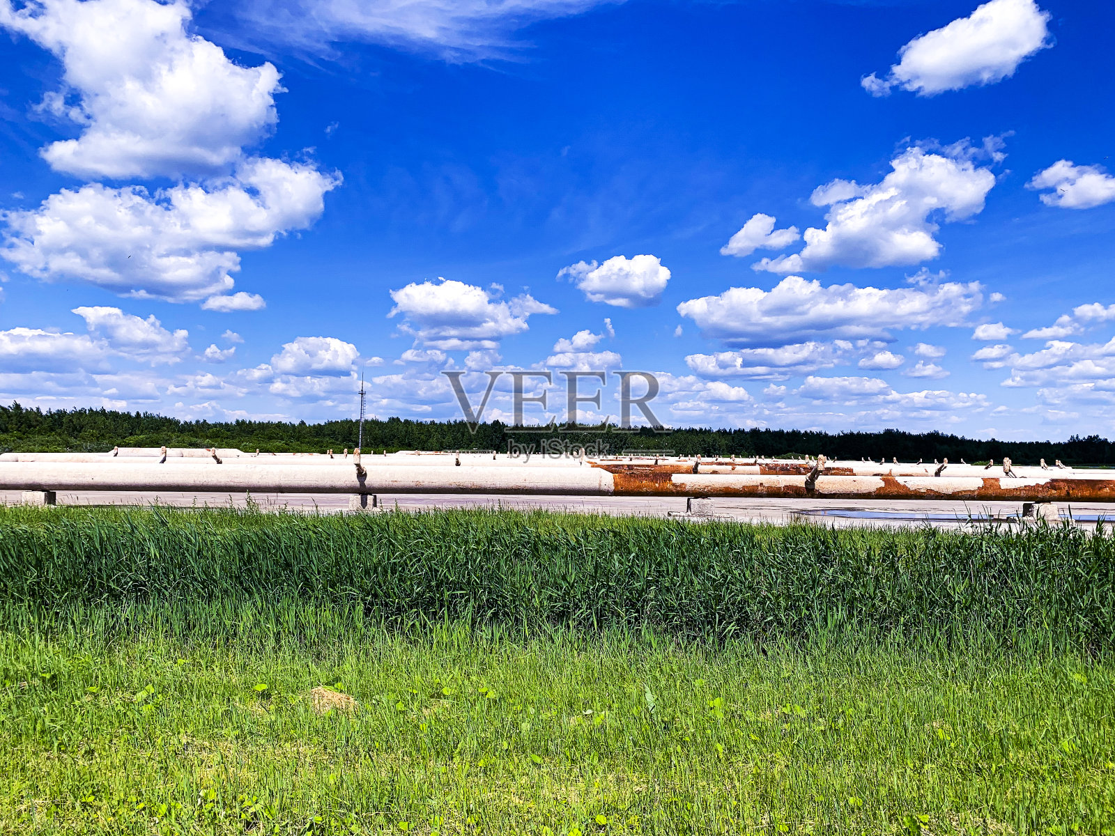 在白云和蓝天的背景下，原子能站的冷却，电厂的热度。照片摄影图片