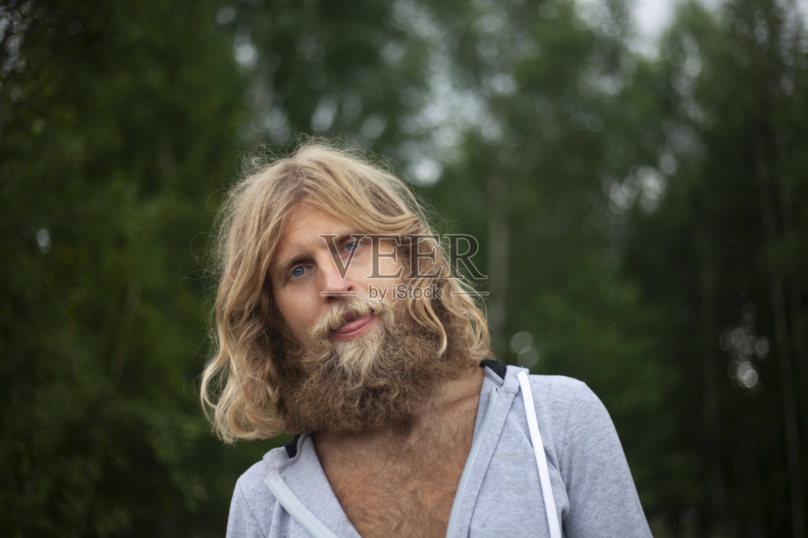 一个留着大胡子的家伙。他在大自然中旅行。照片摄影图片