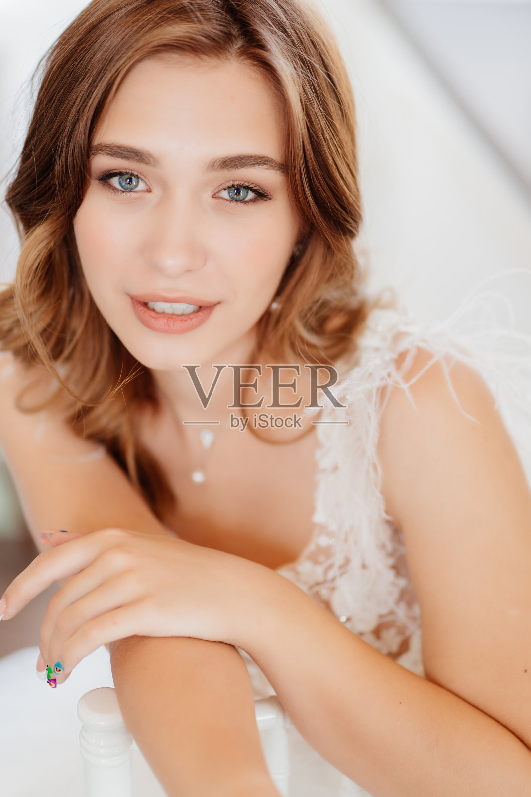 肖像新娘在婚纱与羽毛。照片摄影图片