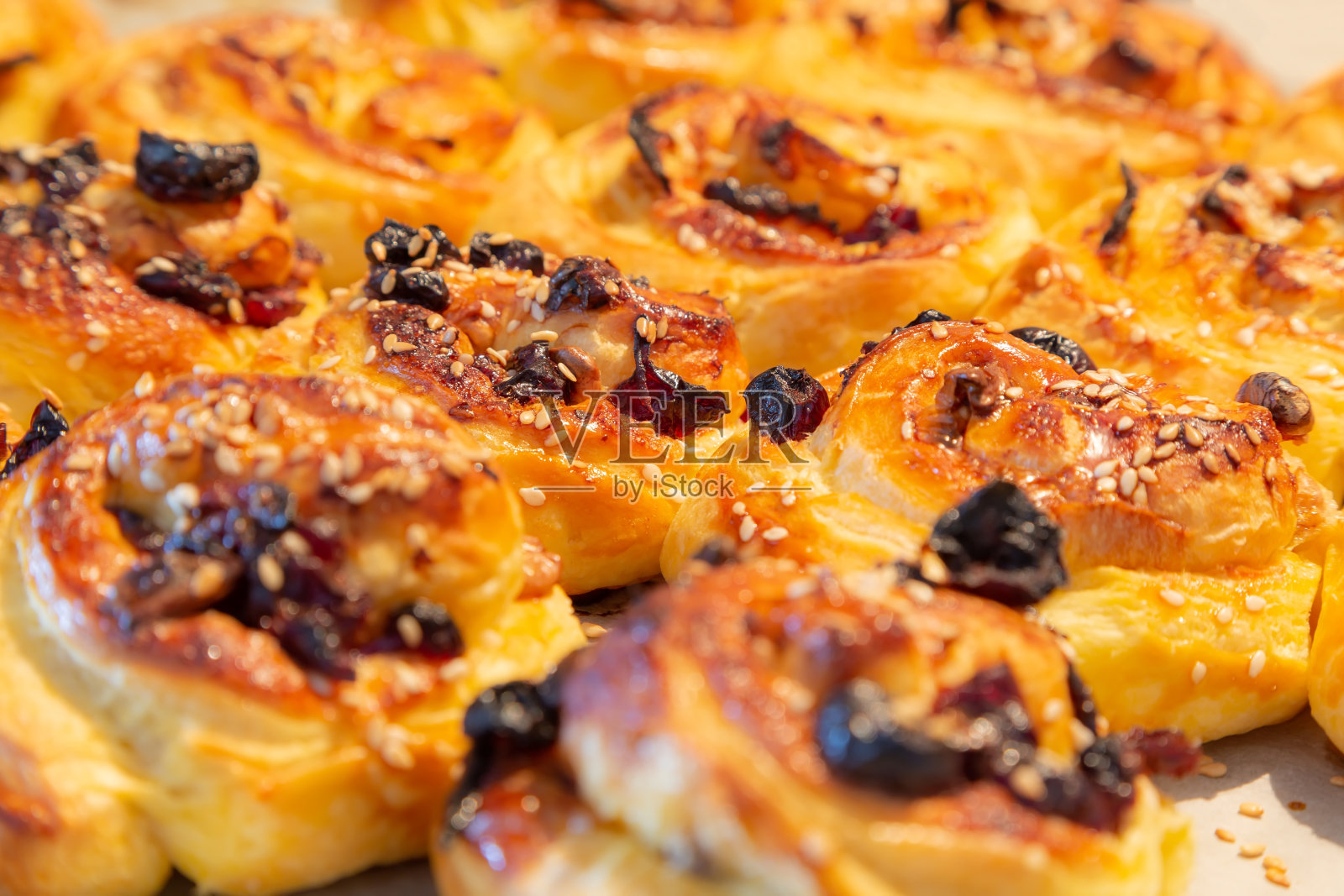 新鲜出炉的酥皮甜面包卷照片摄影图片