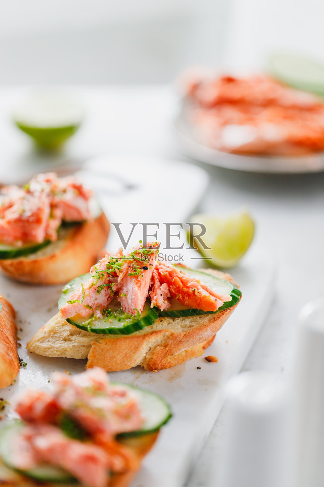 新鲜黄瓜和烟熏鲑鱼配青柠片烤面包照片摄影图片