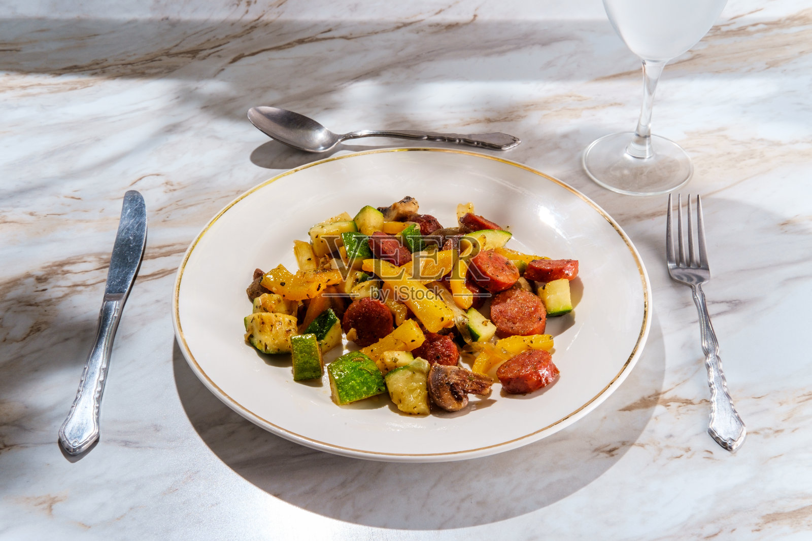 香肠，洋葱，辣椒，西葫芦照片摄影图片