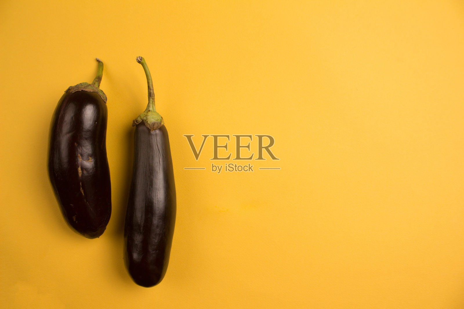 茄子在黄色照片摄影图片