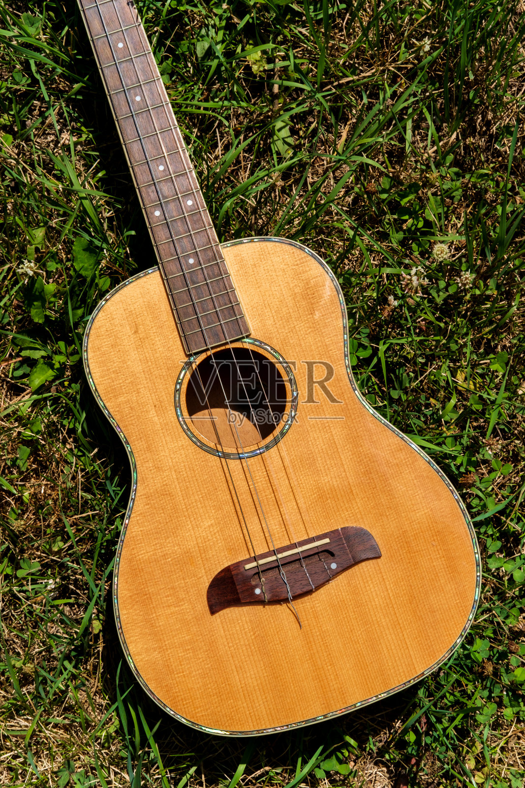 中音尤克里里吉他草照片摄影图片