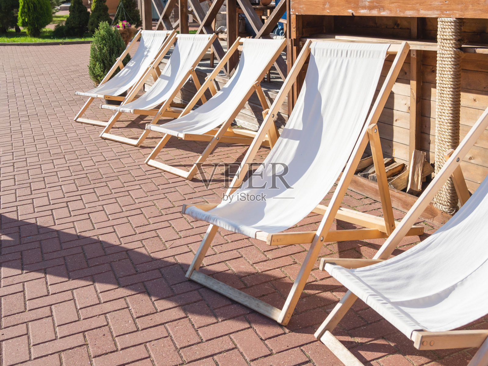 咖啡馆的阳台上摆放着躺椅。游客可以在餐厅旁边的躺椅上享受好天气和日光浴。俄罗斯索契罗莎库托高山滑雪胜地。照片摄影图片