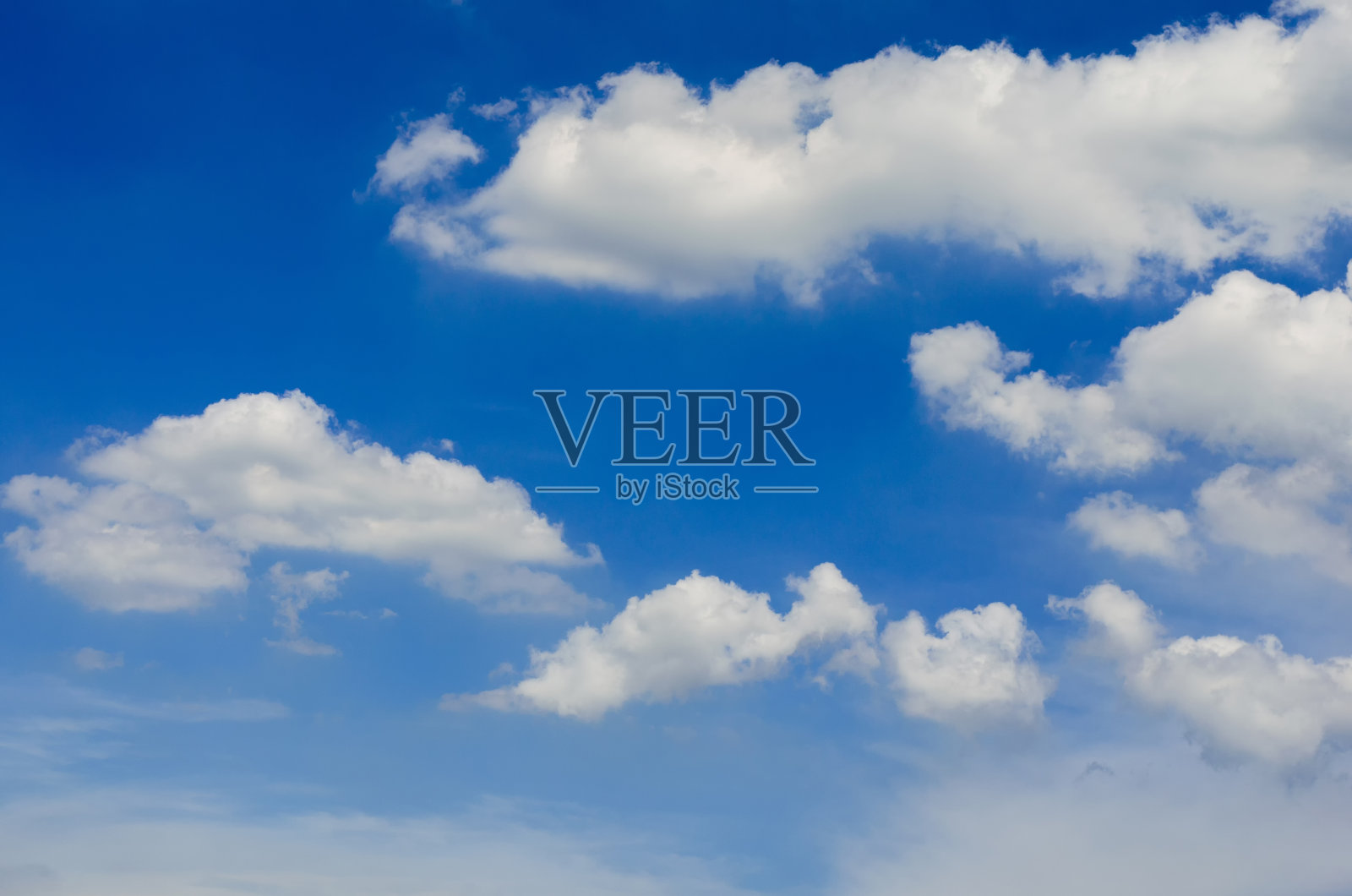 美丽的蓝天和白色蓬松的云地平线户外为背景。照片摄影图片