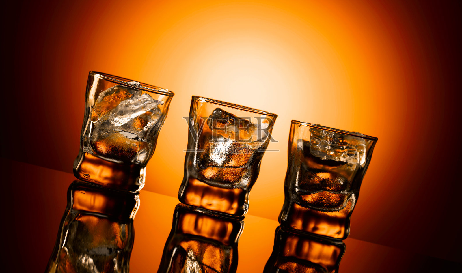 玻璃杯里的冰块。照片摄影图片