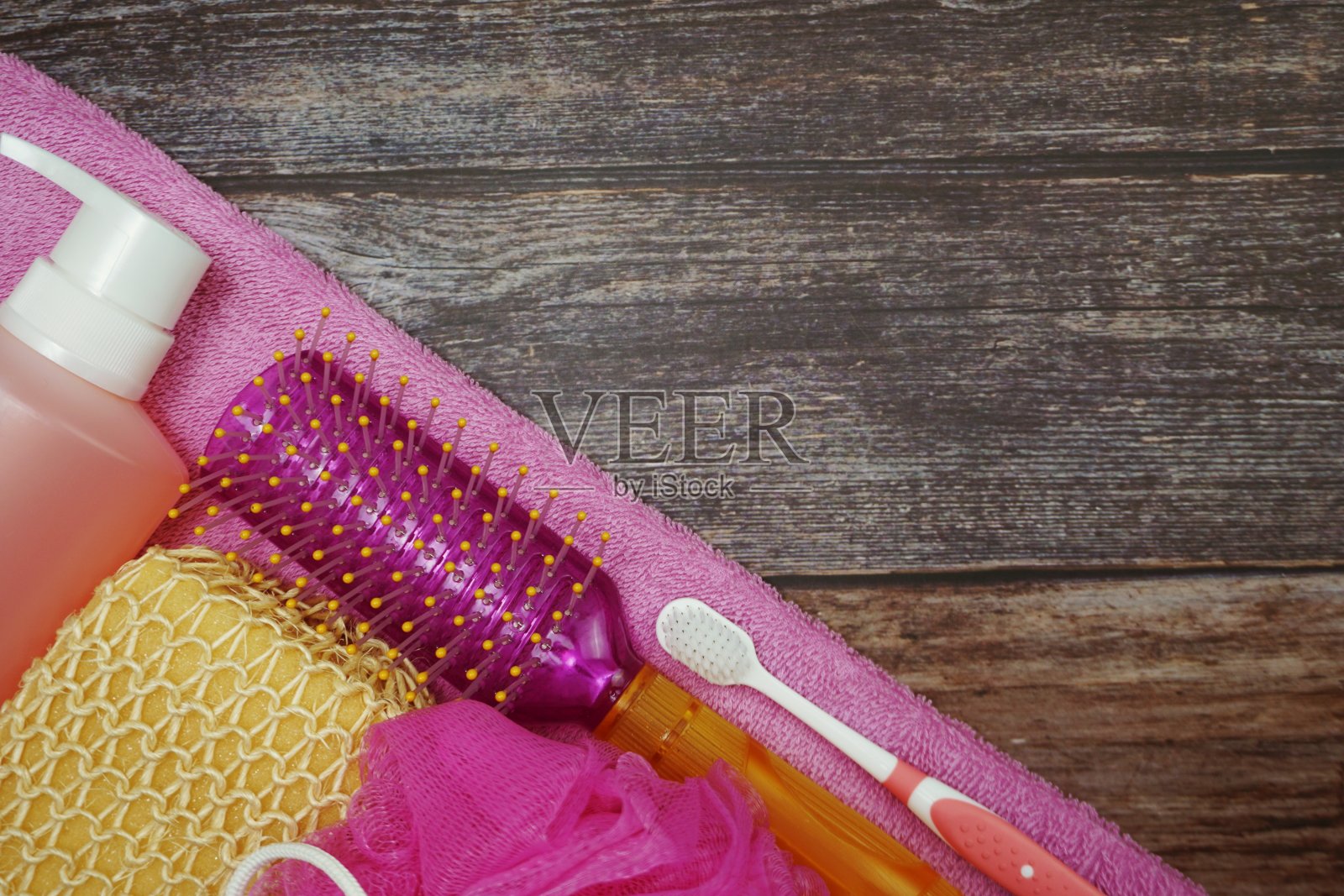 淋浴配件，沐浴用品，沐浴露，海绵，毛刷，纤维磨砂木背景照片摄影图片