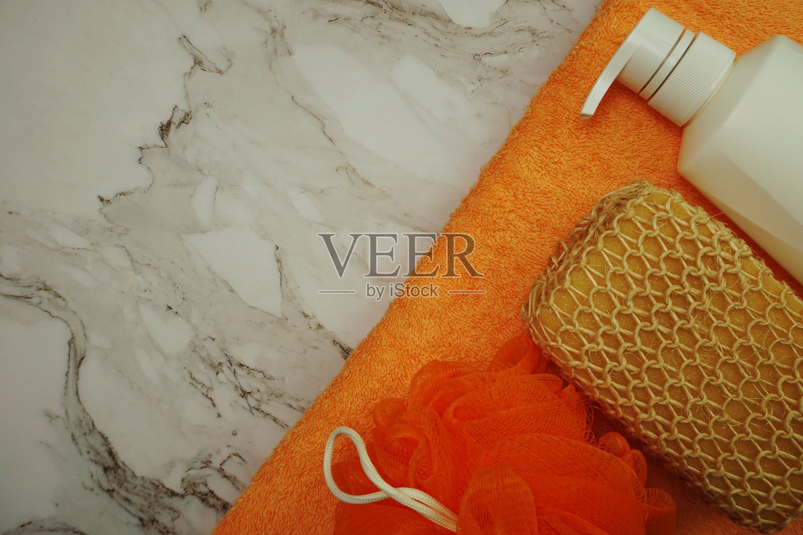 淋浴配件沐浴用品淋浴瓶，海绵和纤维磨砂大理石背景照片摄影图片