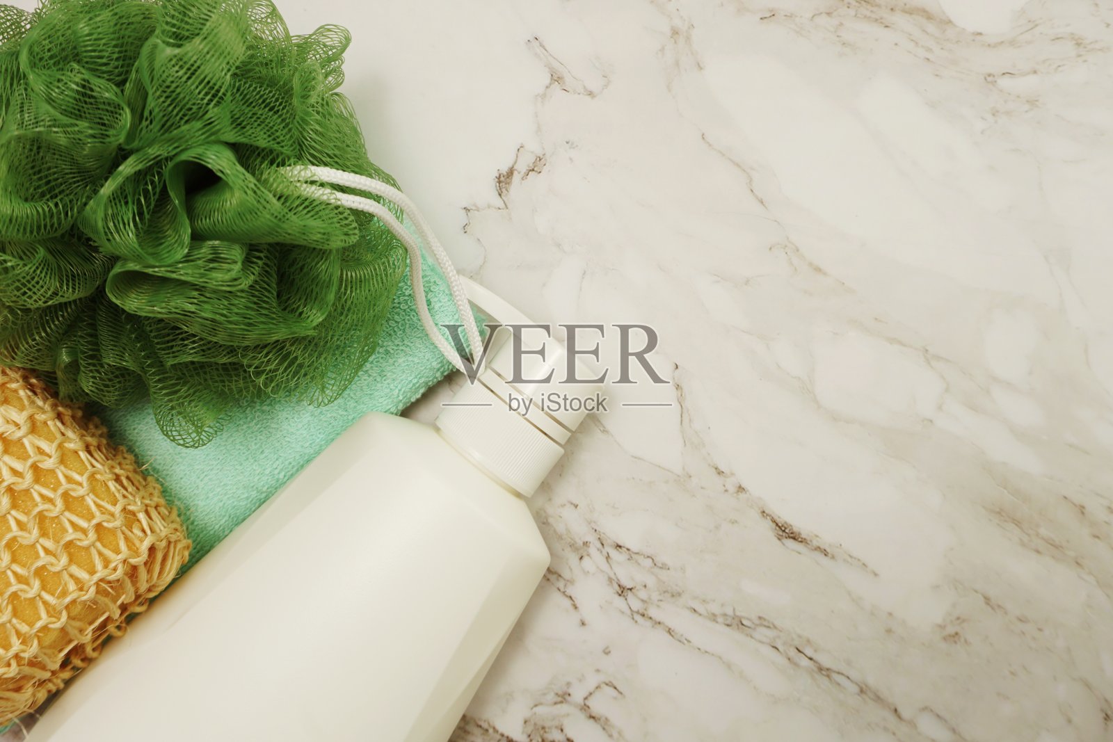 淋浴配件沐浴用品淋浴瓶，海绵和纤维磨砂大理石背景照片摄影图片