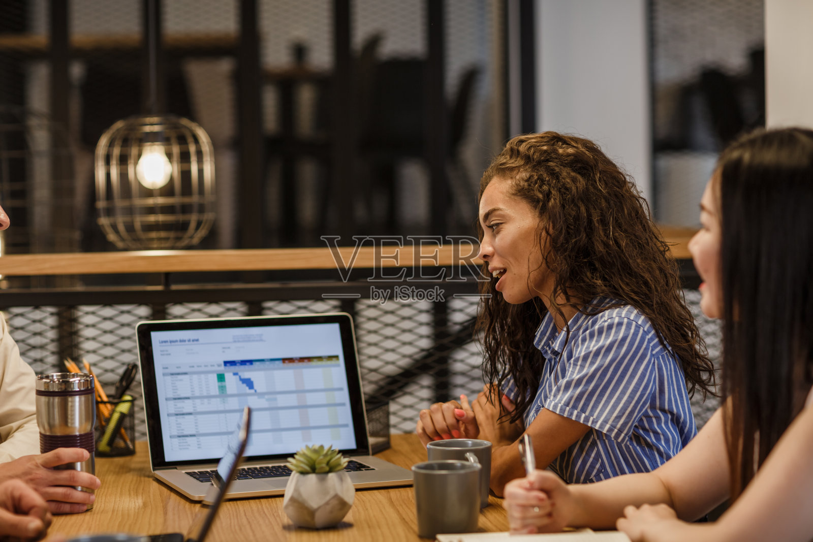 在会议室里与来自不同文化背景的同事共事照片摄影图片