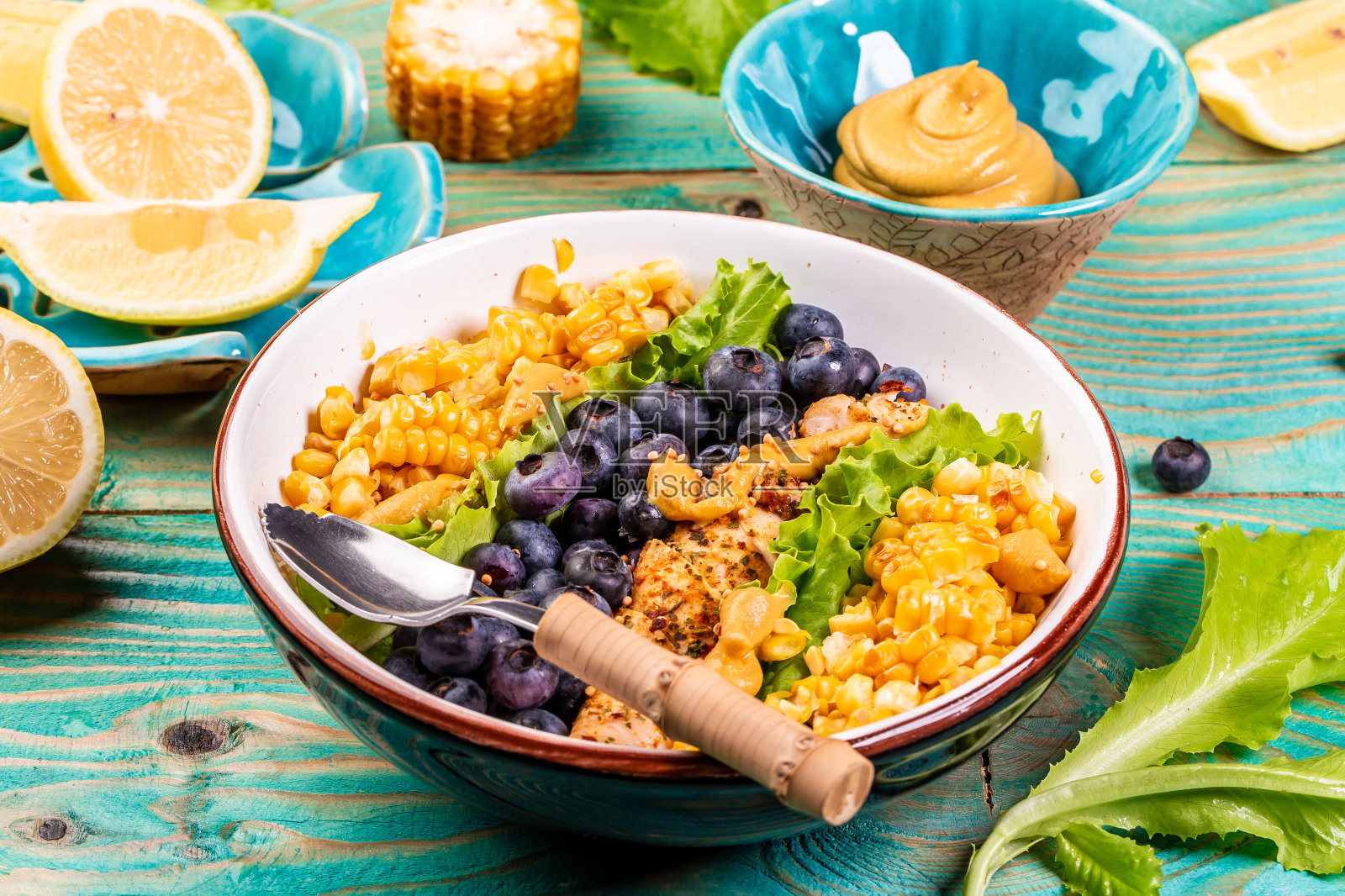 浆果玉米青菜沙拉，健康食品理念，餐饮照片摄影图片