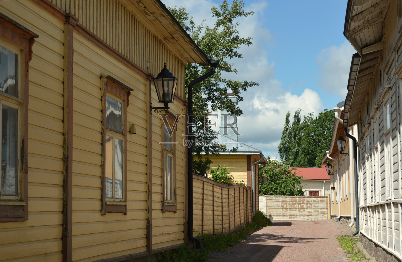 小镇中心的老木屋照片摄影图片