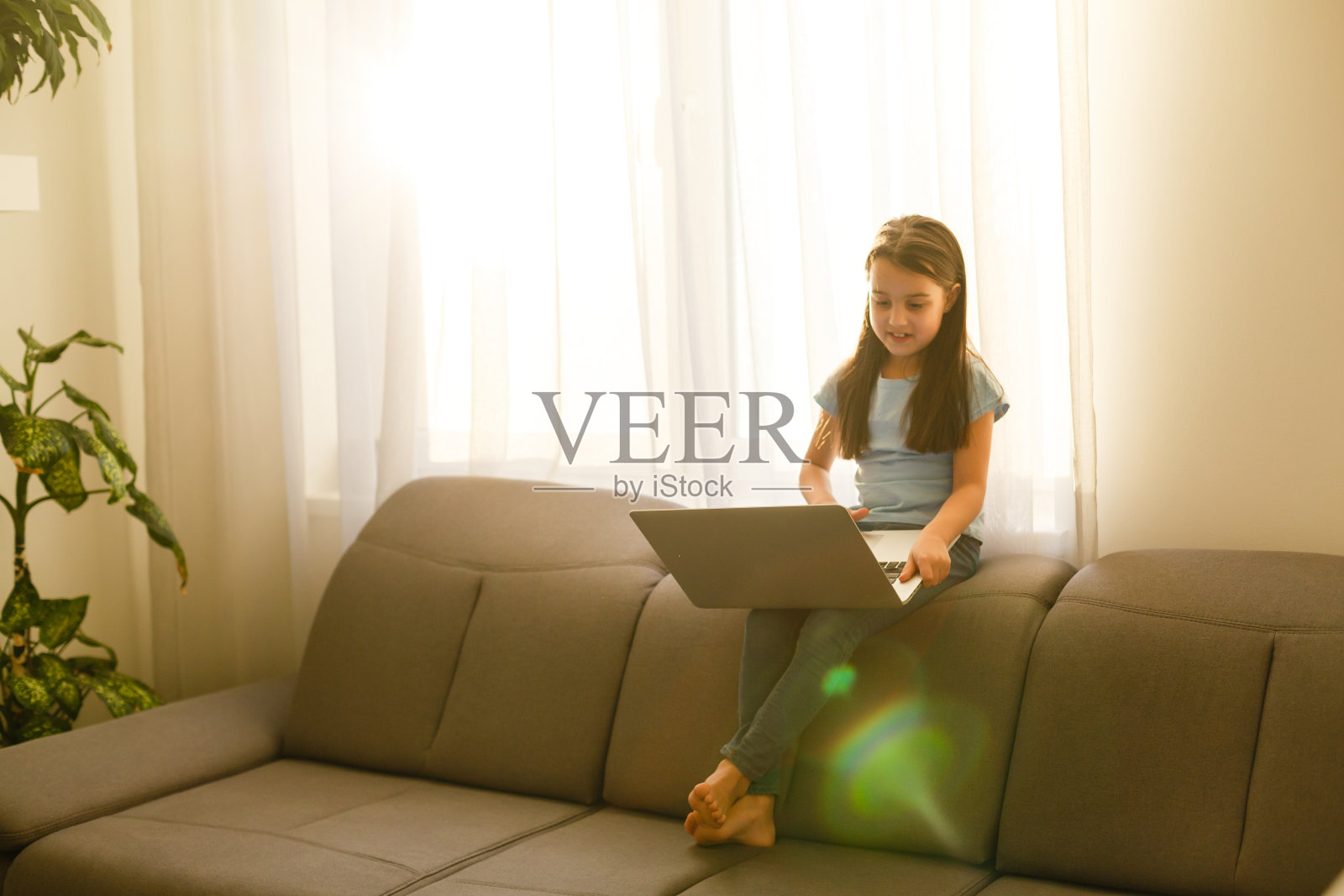 小女孩在家学习数学作业期间在线上课，社会距离期间隔离，自我隔离复制空间横幅照片摄影图片