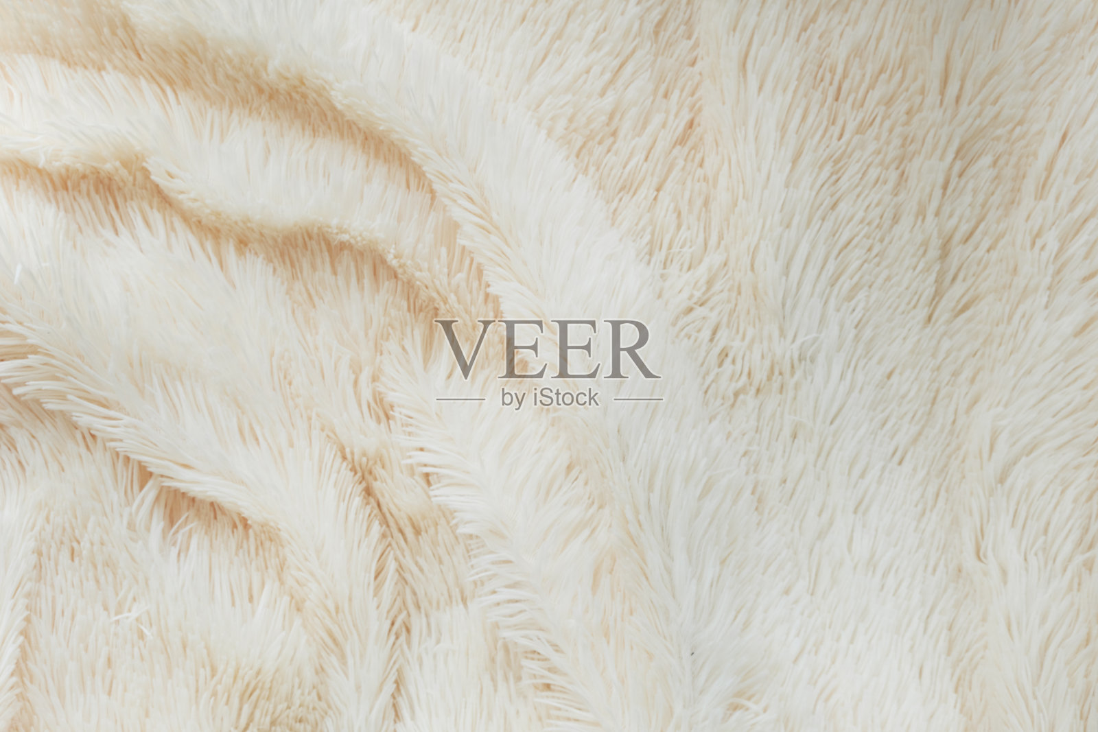 精致柔软的背景毛绒织物折叠在白色的背景。副本的空间。平的。淡紫色人造毛皮面料上的宽松褶皱。暖冬衣服的细节照片摄影图片