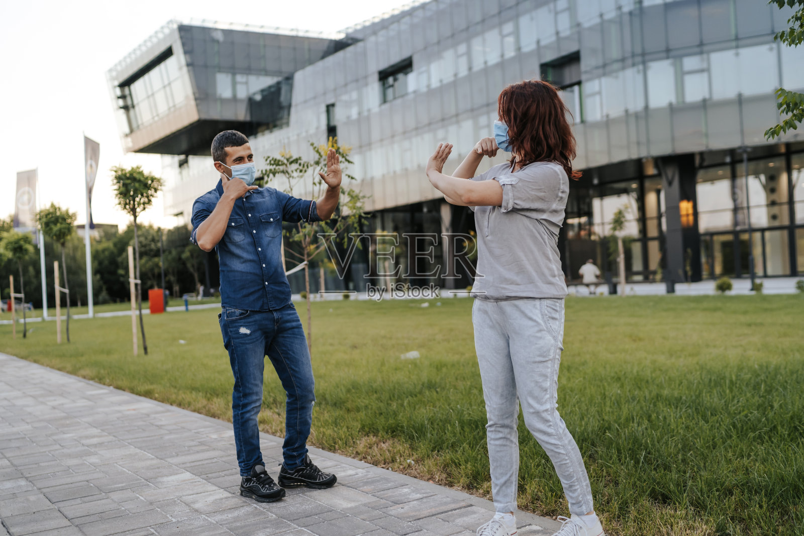 2019冠状病毒大流行期间的替代问候照片摄影图片