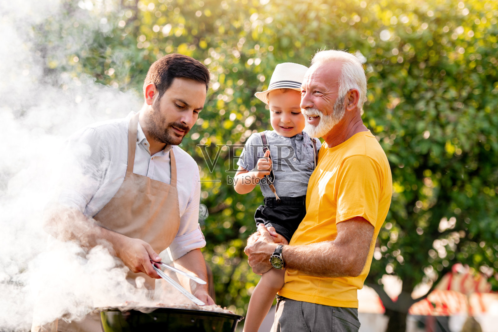 家庭度假烧烤派对照片摄影图片