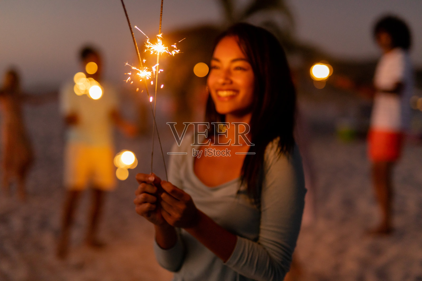 多民族的男女用烟花跳舞照片摄影图片