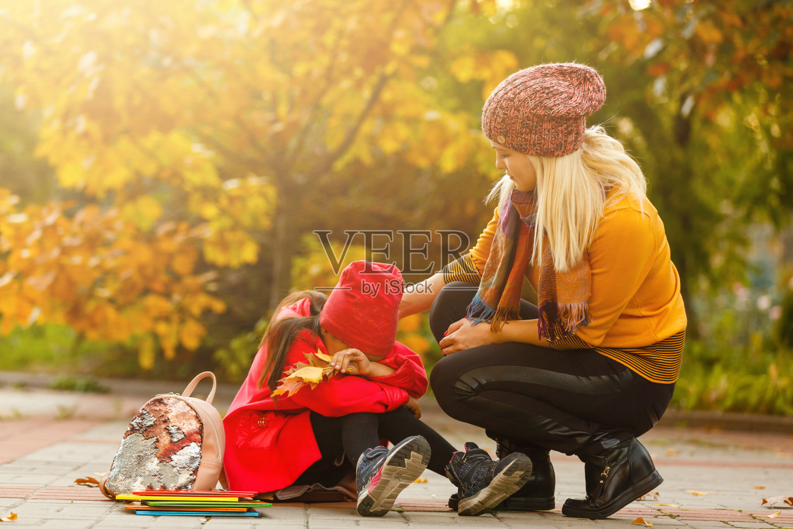 年轻美丽的母亲护送她的女儿到第一节课。照片摄影图片