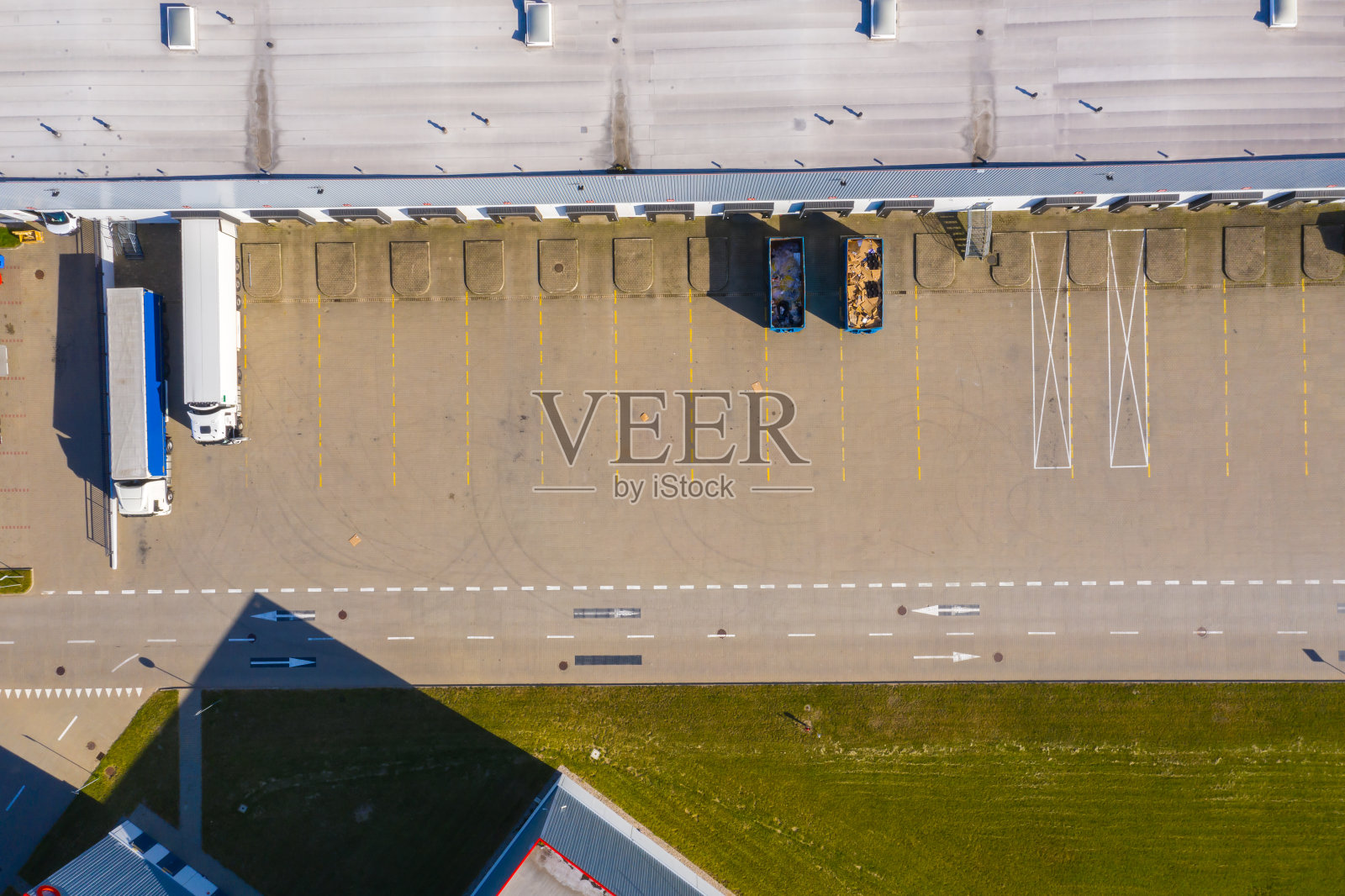 鸟瞰图的仓库存储或工业工厂或物流中心从上方。日落时工业建筑和设备的鸟瞰图，色调照片摄影图片