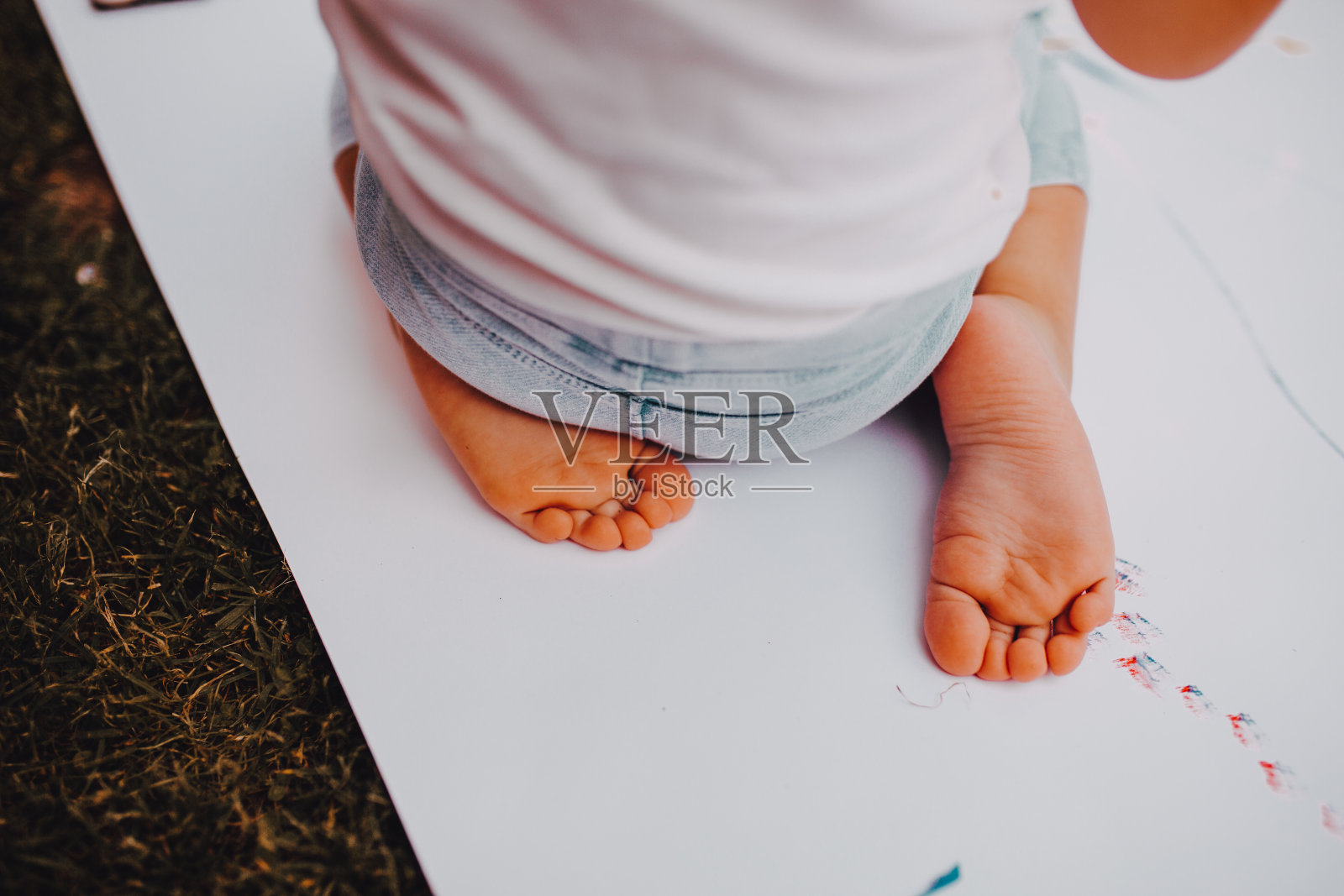 儿童的脚和绘画照片摄影图片