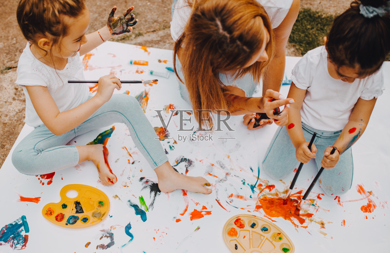 年轻的母亲和女儿玩得很开心照片摄影图片