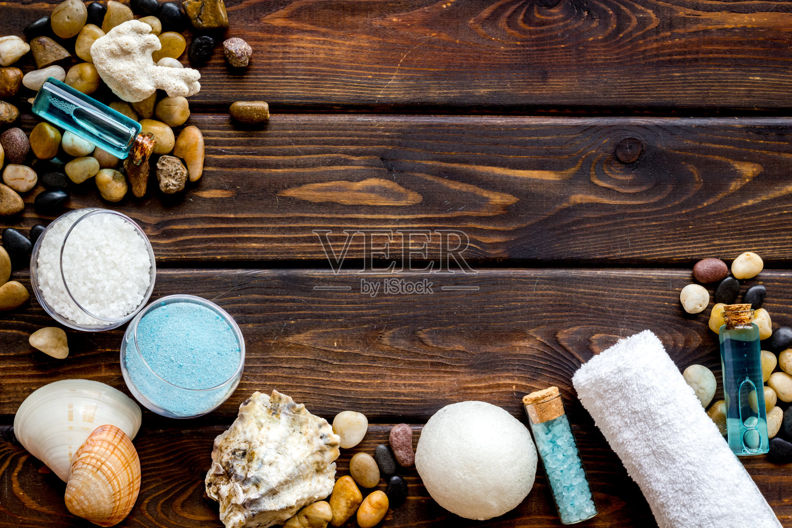 用海盐和芳香体油自制芳香化妆品照片摄影图片