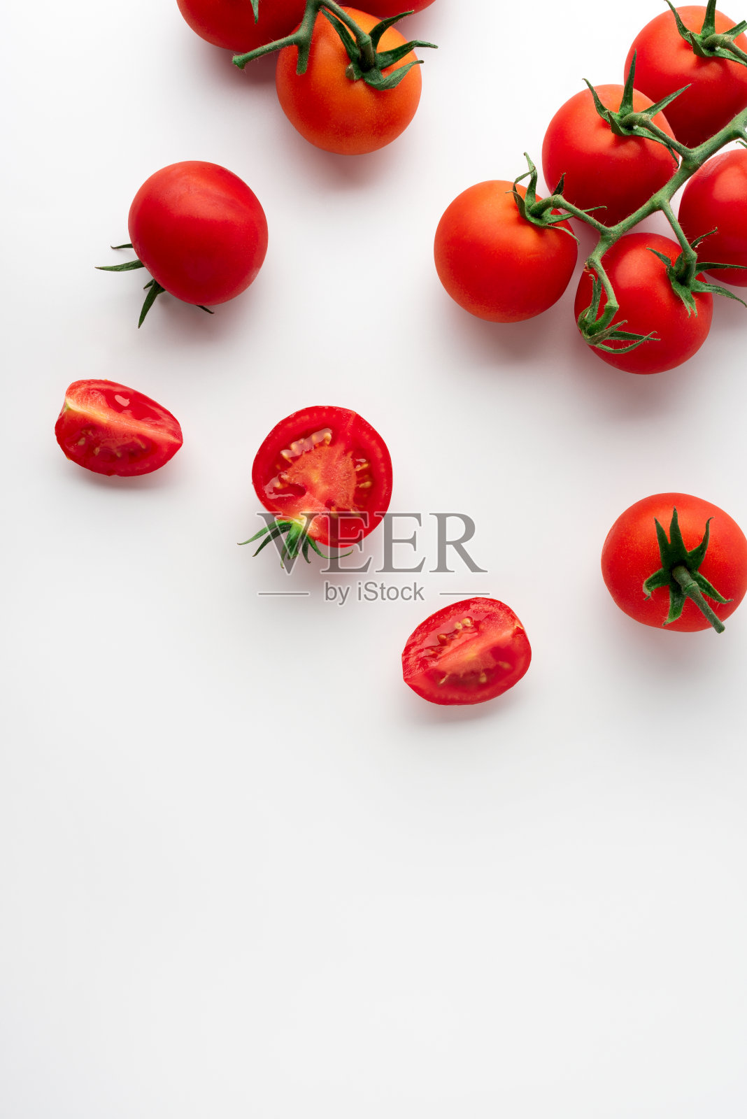 白色背景上的成熟樱桃番茄。平的。夏天食物的概念。照片摄影图片