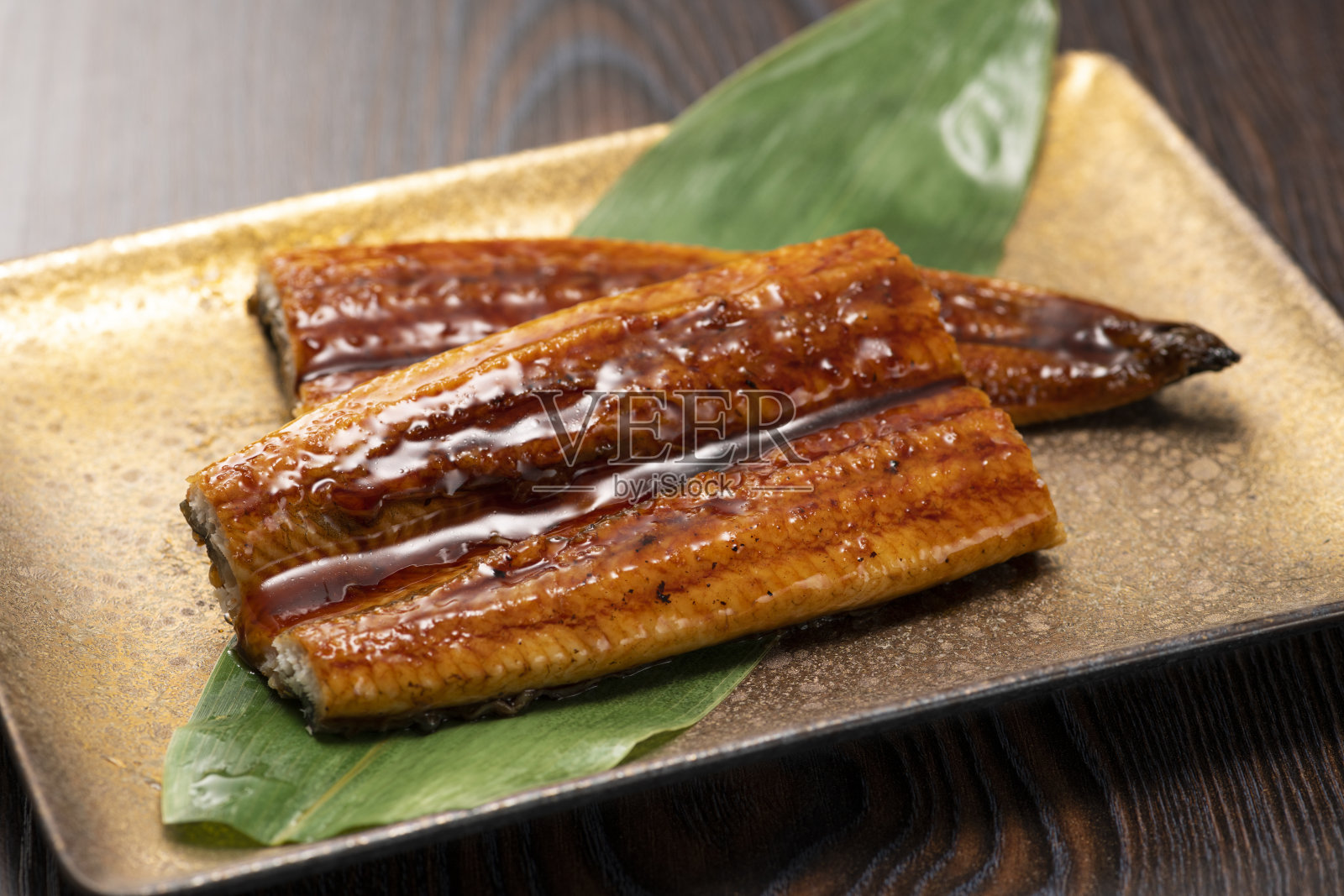 鳗鱼Kabayaki。盘子里的烤鳗鱼。照片摄影图片