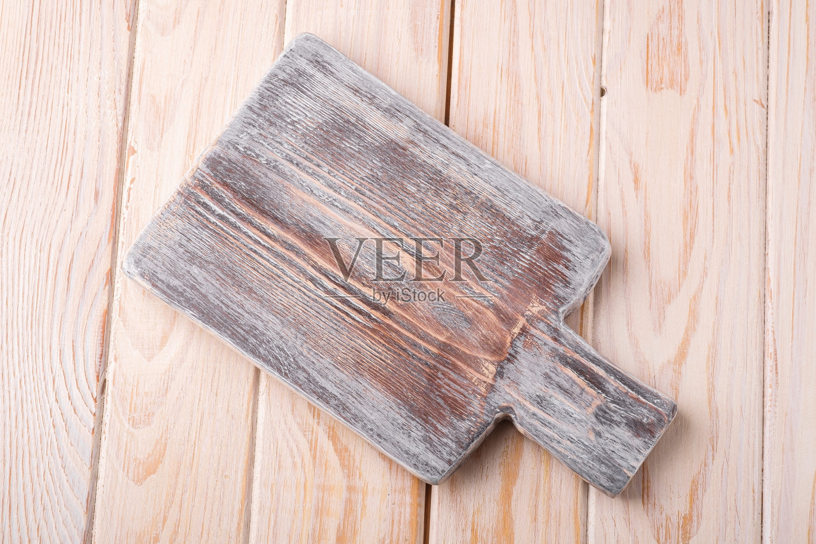 手工白木旧砧板，灰色背景，角度视图照片摄影图片